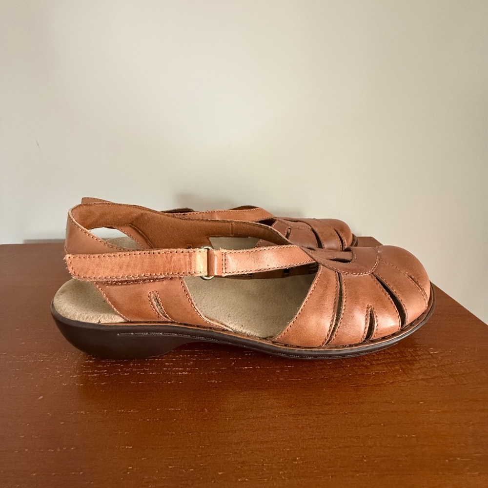Clarks Bendables Leather Sandals Tan Closed Toe Size 9 - Picture 8 of 13